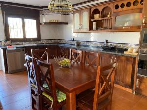 埃尔切Villa Española的一个带木桌和椅子的大厨房