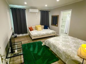 洛杉矶Los Angeles Dream Cottage的一间卧室配有两张床和一张沙发。