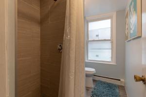 波士顿Central 3 Bed 1 Bath in Historic Building的带淋浴、卫生间和窗户的浴室