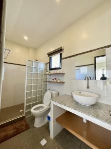 哥多华LB Pietz Pension House的浴室配有盥洗盆、卫生间和浴缸。