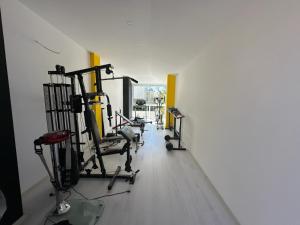 锡德Anka Butik Hotel - Adults Only的健身房设有数台跑步机和健身自行车
