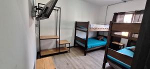 维纳德马VOY Hostales - 4 Norte的客房设有三张双层床和一台平面电视。
