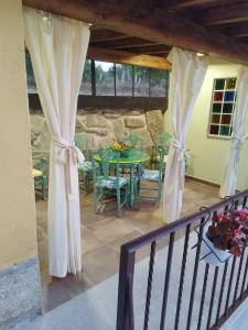 奥伦塞Casa Da Vieira的庭院配有桌椅和窗帘