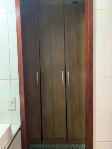 尼泰罗伊Pracinha do cais的浴室里一对木橱柜