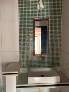 尼泰罗伊Pracinha do cais的一间带水槽和镜子的浴室
