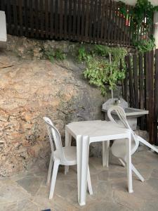 尼泰罗伊Pracinha do cais的庭院里的白色桌椅