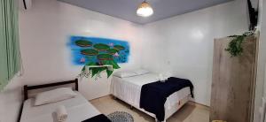 阿尔特杜尚Pousada Angatu alter的一间卧室配有一张床和一张桌子