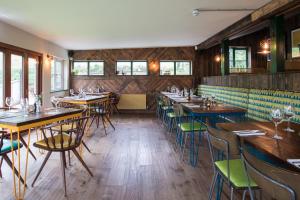 牛顿阿伯特Dartmoor Halfway Campsite的用餐室配有木桌和椅子