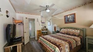 克恩维尔Sequoia Lodge的一间卧室配有一张床和一台平面电视