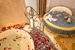 哈尔科夫风格酒店的桌子上有一捆珠子顶的桌子