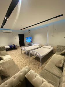利雅德رتز السويدي的客房设有三张床和一台平面电视。