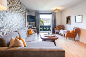 阿特湖畔施泰因巴赫阿克提夫亭格酒店的客厅配有沙发和桌子