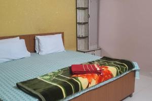 范兰德凡Atithi Devo Bhava - RadhaNiwas的一间卧室配有一张床,床罩