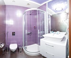 哈尔科夫风格酒店的带淋浴和盥洗盆的紫色浴室