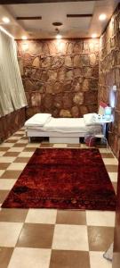 欧拉Red Mountain Farm的带浴缸和红色地毯的浴室