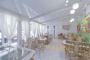 利沃夫斯达伊哈尔科夫酒店的一间带桌椅的房间和一间用餐室