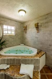 CliftonsThe Vintage Charm的客房内的带按摩浴缸的浴室