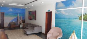 波拉马尔Hotel Yaque Club的客厅里摆放着海滩壁画
