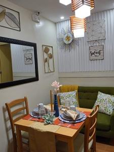 达沃市Seawind Condo - Sea View Samal Island View Gene Vacation Homes的客厅配有桌子和绿色沙发
