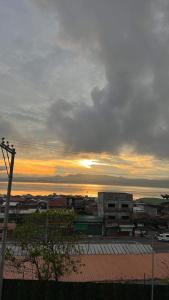 达沃市Seawind Condo - Sea View Samal Island View Gene Vacation Homes的城市景观,背景是日落