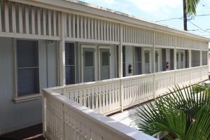 利胡埃卡维棕榈酒店的一座带白色围栏和门廊的建筑