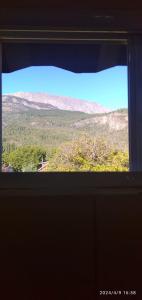 埃博森BALCON CORDILLERANO的窗户享有山景。