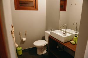 皮帕Flor da Mata的浴室配有白色卫生间和盥洗盆。