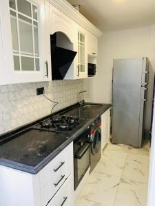 达喀尔Dakar Creek的厨房配有炉灶和冰箱。