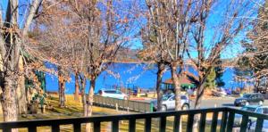 大熊湖拉格尼塔旅馆的享有水体、树木和围栏的景色