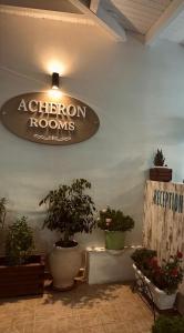 普雷韦扎Acheron rooms的墙上有盆栽和标志的房间