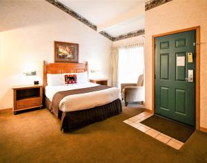 大熊湖拉格尼塔旅馆的酒店客房,设有床铺和绿门