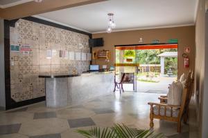 伊塔蒙蒂Hotel Águas Lindas的一间厨房,内设柜台和酒吧