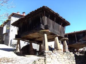AbantroLos Cascayos的一座带木制阳台的建筑