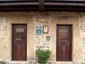 AbantroLos Cascayos的一座石头建筑,有两扇门