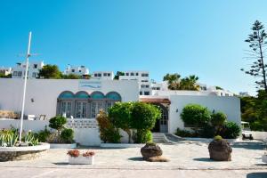 斯科拉Anamar Patmos的前面有树木的白色建筑