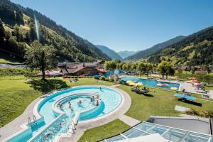 巴特霍夫加施泰因兰德施魏格尔公寓的享有山脉度假胜地的游泳池景致