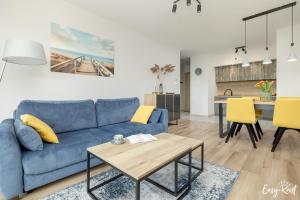 济夫努夫Sea View & SPA 10d10的客厅配有蓝色的沙发和桌子