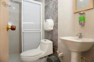 圣玛尔塔Hotel Perla del Caribe的浴室配有白色卫生间和盥洗盆。