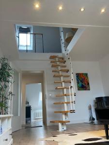 梅尔布施Mc‘Maggies Atelier的客厅的木制螺旋楼梯