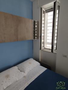巴科利Al GeChiGiù的窗户客房内的一张床位