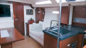 威尼斯Exclusive YACHT Sailing Boat Venice San Marco的一个带水槽的厨房和一张沙发