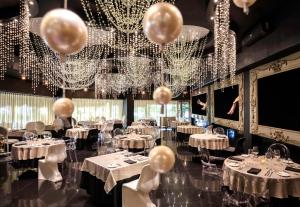 莫雷洛斯港Desire Riviera Maya Pearl Resort All Inclusive - Couples Only的一间设有白色桌子和气球的用餐室