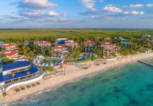莫雷洛斯港Desire Riviera Maya Pearl Resort All Inclusive - Couples Only的海滩上的度假村的空中景致