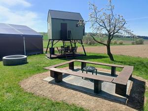 达那撒扎乌Posed Kubík的野餐桌和田野中的游戏房