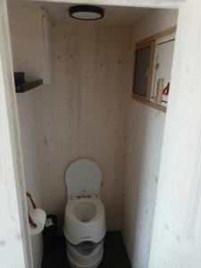 达那撒扎乌Posed Kubík的小房间设有带卫生间的小浴室