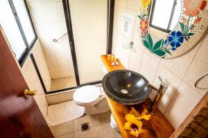安加罗阿Hotel Chez Maria Goretti的一间带水槽和卫生间的浴室