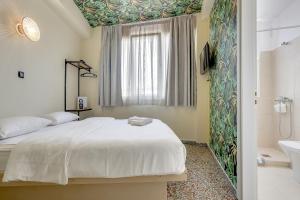 雅典7ATHENS的一间卧室配有一张床、淋浴和盥洗盆