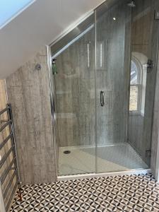 柯克沃尔Grainbank Mews的浴室里设有玻璃门淋浴