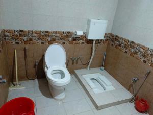 穆扎法拉巴德SEE MOTEL的瓷砖客房内的卫生间