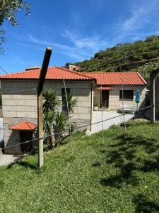 雷森迪Casas do Monte的前面有围栏的房子